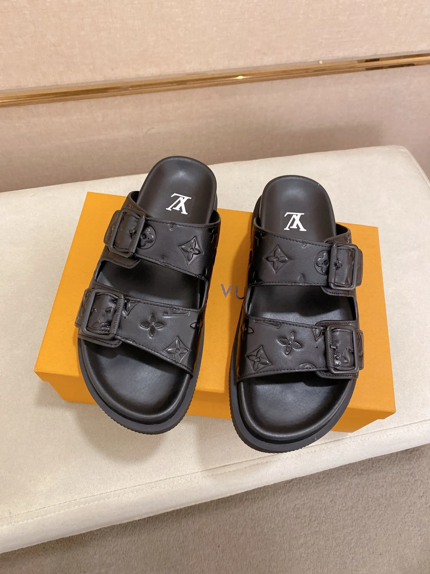 Factory price: 420💰Made by LV🔍Top purchasing agent. Men's spring and summer slippers are available at the same counter. The uppers are made of cowhide imported from Italy. High-quality craftsmanship, soles: original soles specially provided by the original factory, exclusive movable molded soles are super comfortable, original factory follow-up goods, 🔍🔍high quality, can be entered and exited the counter at will, welcome to compare, code number 38-44. Can be customized45